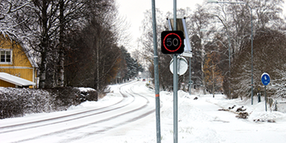 Bild på digital hastighetspåminnare på vinterväg