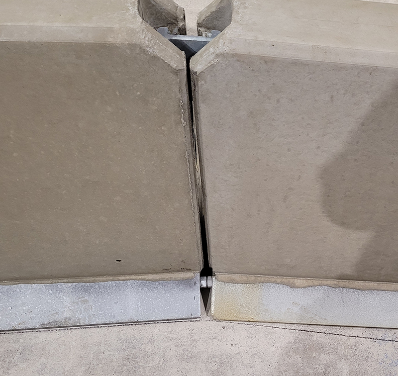 Bild på två deltabloc med korrekt justerade justerskruvar