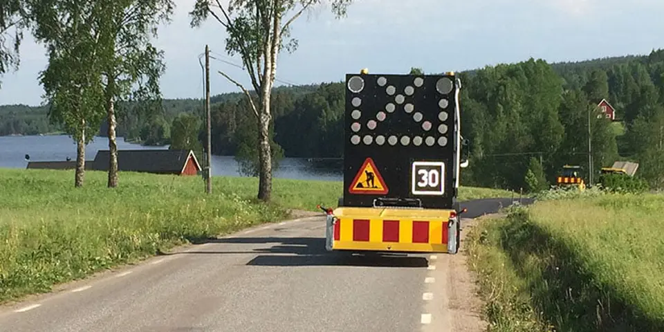 TMA-skydd Stuer Egghe med ljuspil och E13 VMS-skylt