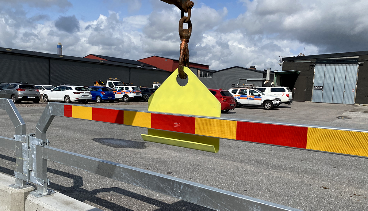 Ett gult lyftok som är på gång att lyfta en TA-balk