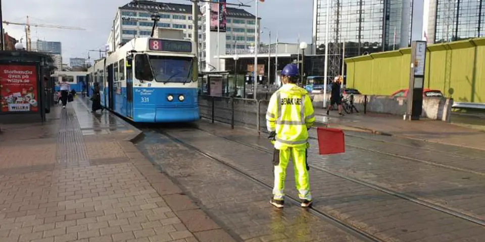 Saferoadpersonal står som spårbevakare under en av sprängningarna vid Västlänken.