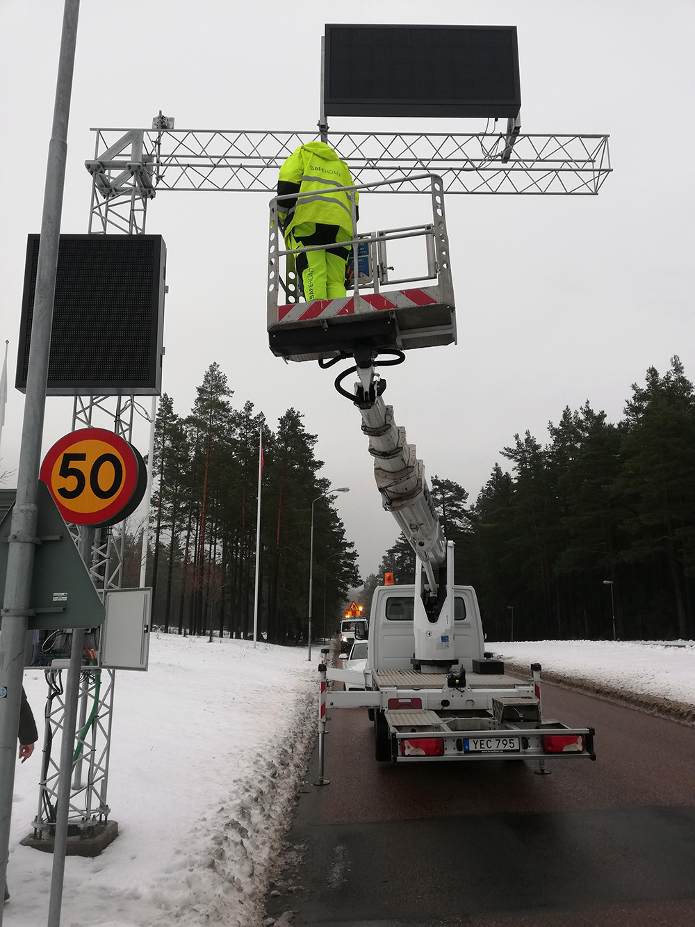 Saferoad personal som installerar och fixar digitala skyltar  