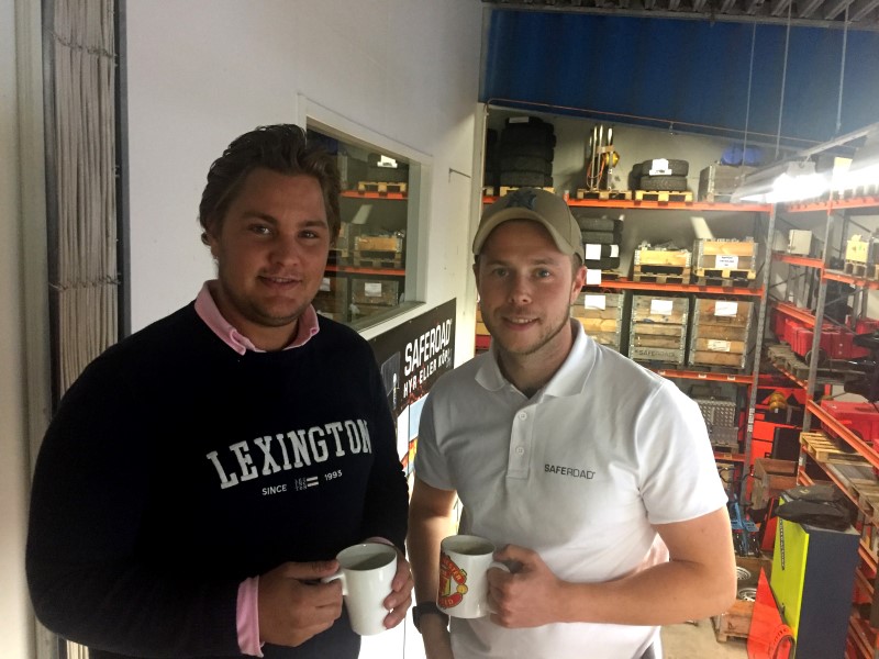 Två killar med kaffekoppar