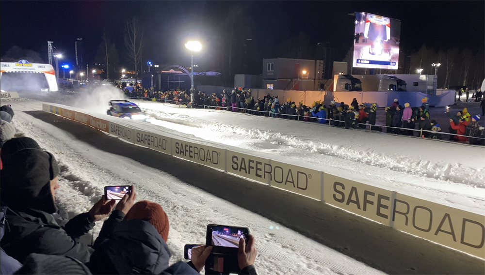 En raksträcka på ett rallyområde där en mål kommer i full fart.