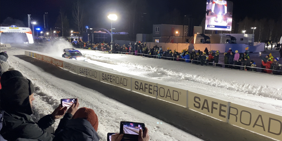 En raksträcka på ett rallyområde där en mål kommer i full fart.