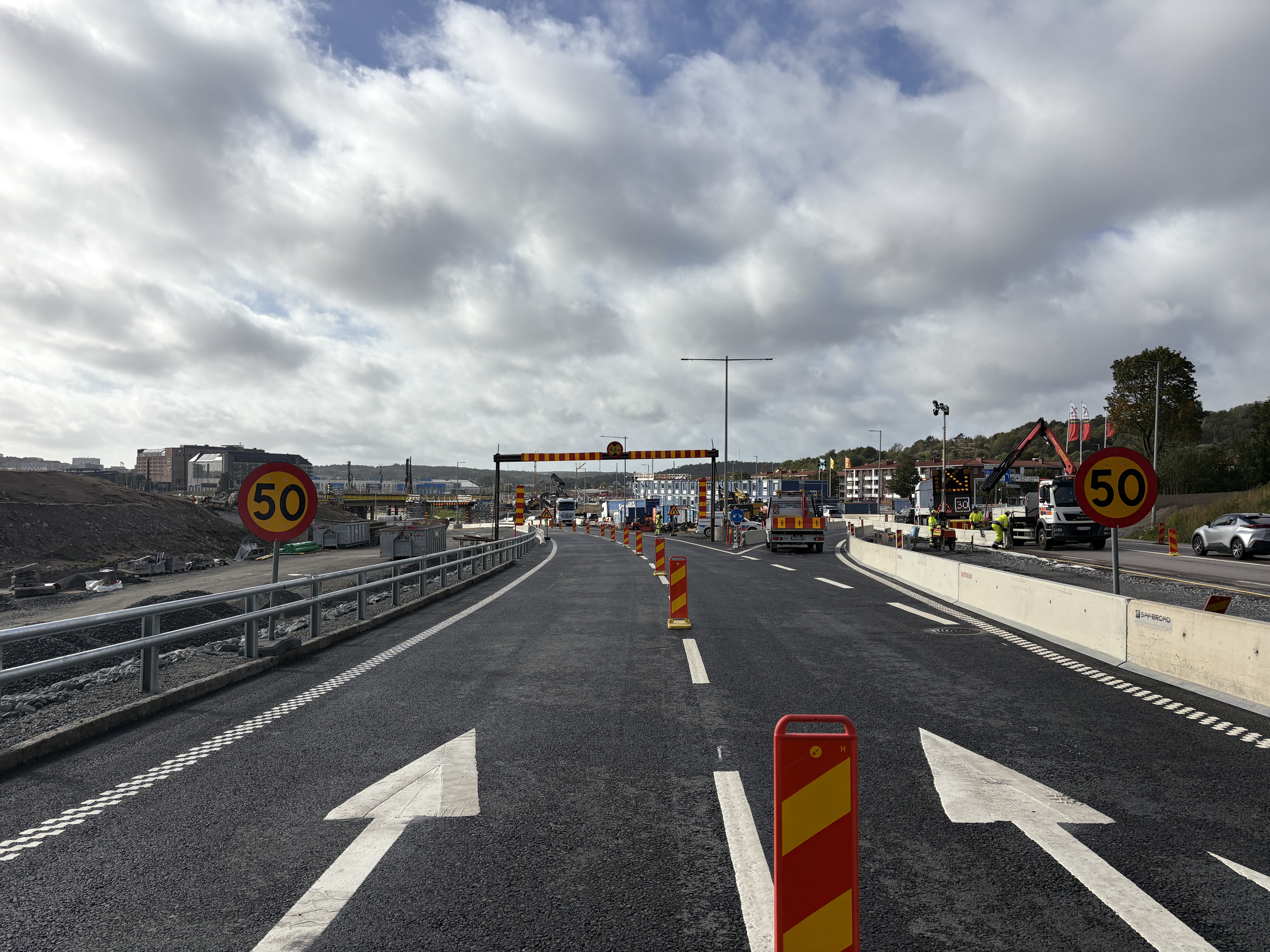 Vy över Lundbyleden med Saferoads barriärer längs den nya leden, foto: Skanska.