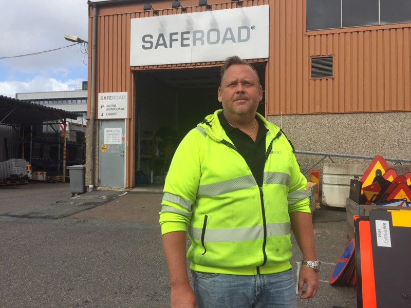 Man i varseljacka utanför Saferoads depå i Göteborg