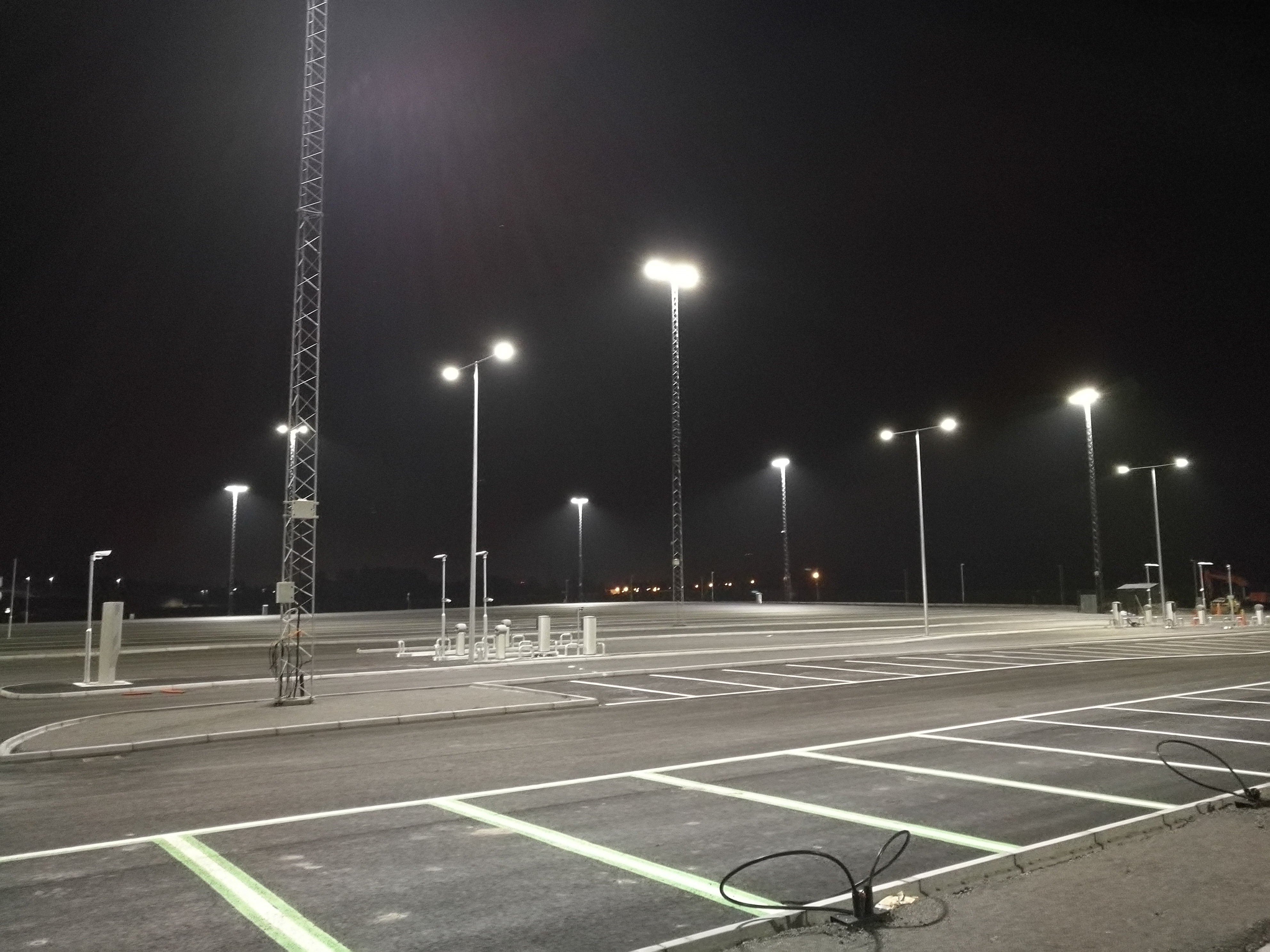 Högmaster på en parkering vid Arlanda