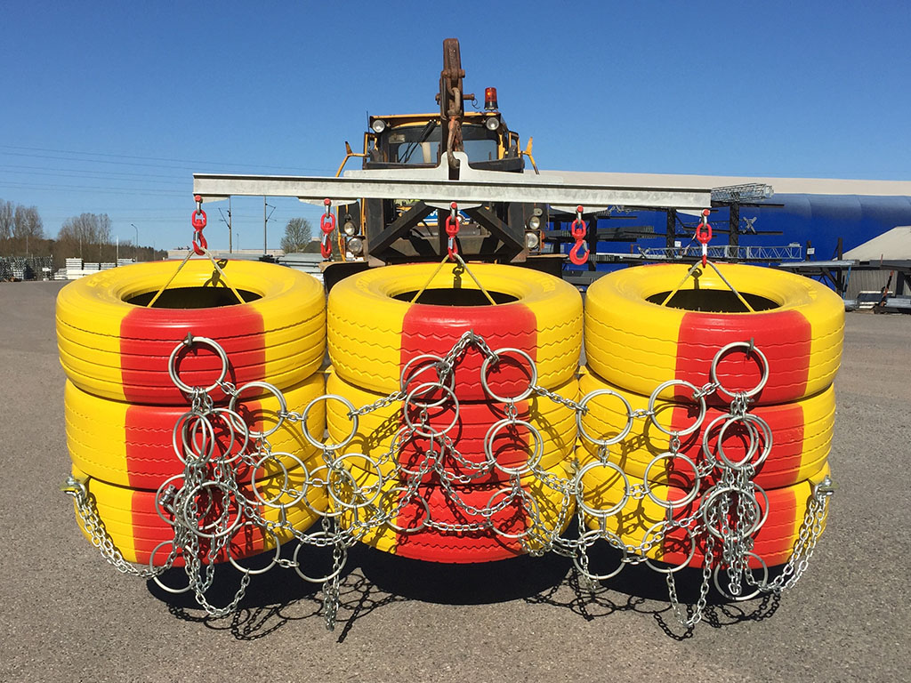 Bild på en trafikbuffert som lyfts med lyftok av lastmaskin