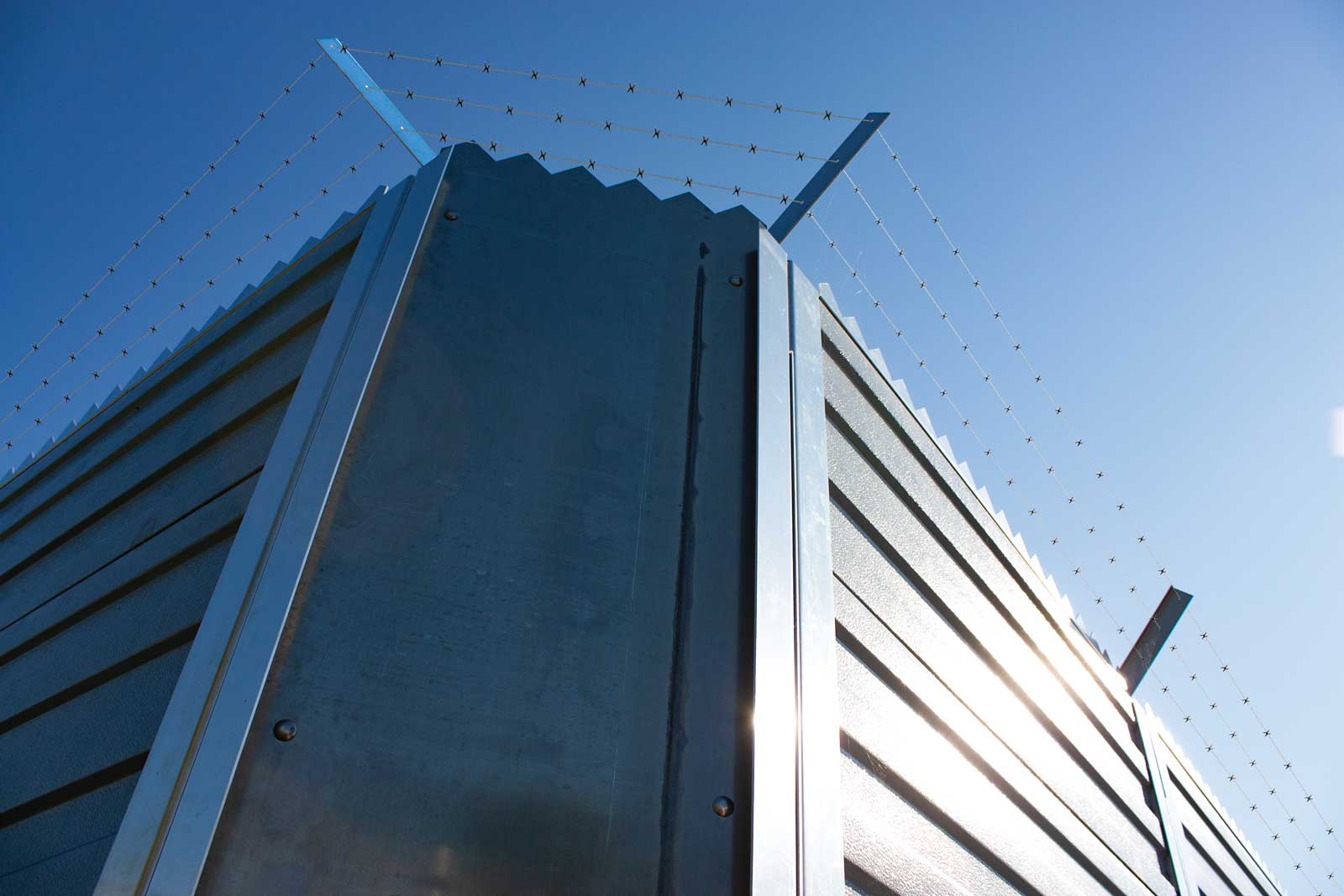 Bullerskärm med taggtråd överst