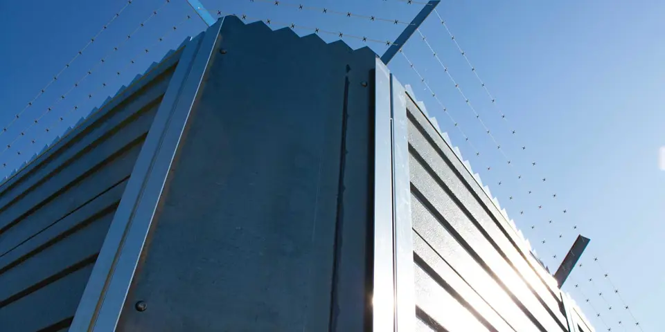 Bullerskärm med taggtråd överst