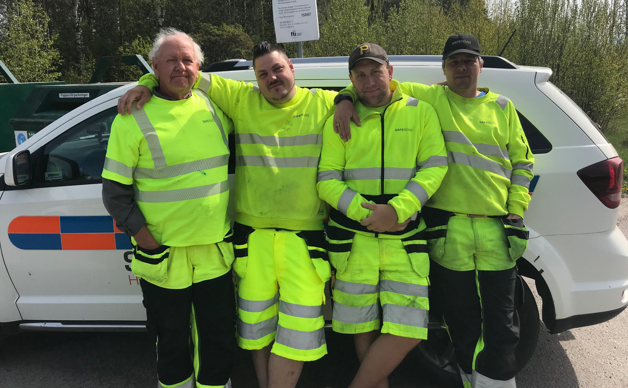 Bengt Wikberg, till vänster, med ett gäng Saferoad-killar strax innan en kontroll av en vägarbetsplats.