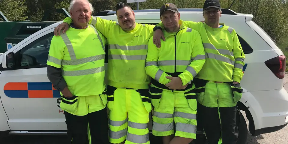 Bengt Wikberg, till vänster, med ett gäng Saferoad-killar strax innan en kontroll av en vägarbetsplats.