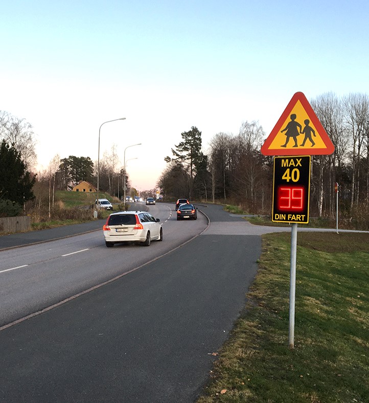Bild på din fart-skylt pacetell förbi skola