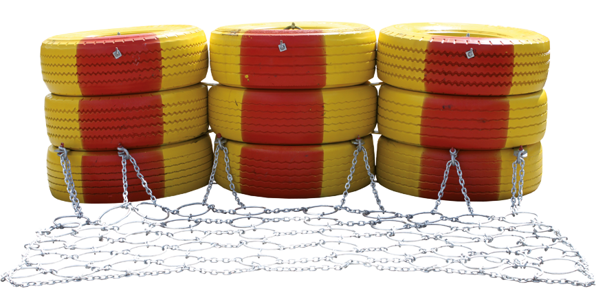 Gul- och rödrandiga bildäck, tre ovanpå varandra och tre i bredd, med ett nät framför