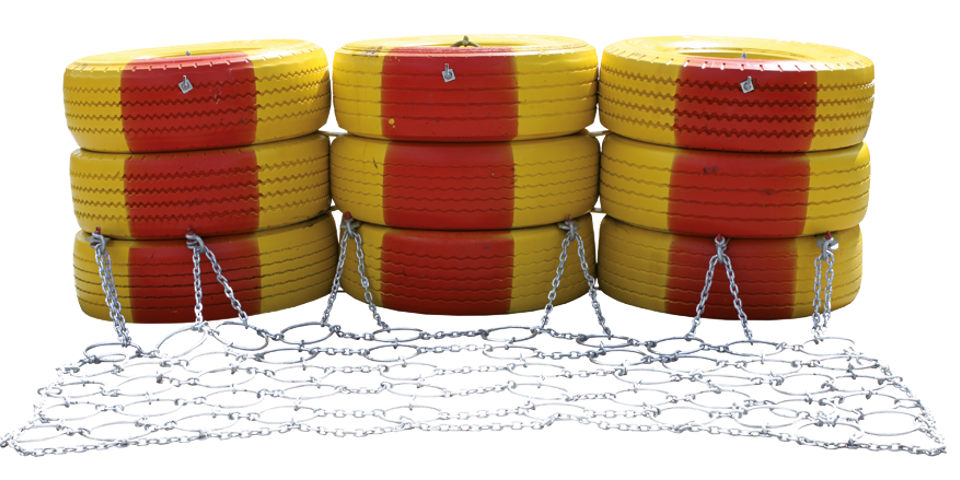 Gul- och rödrandiga bildäck, tre ovanpå varandra och tre i bredd, med ett nät framför