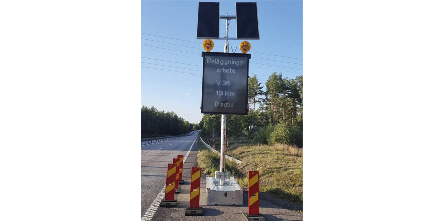 VMS-tavla med solceller utställd vid väg