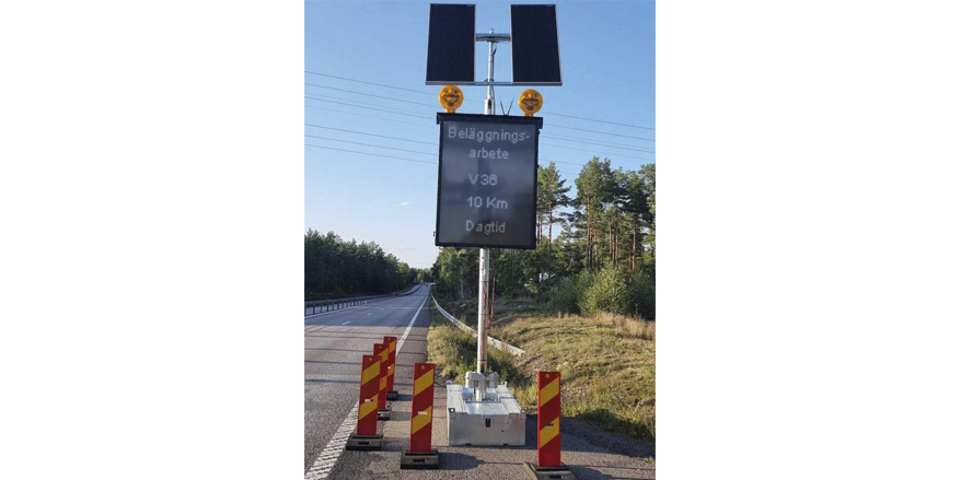 VMS-tavla med solceller utställd vid väg