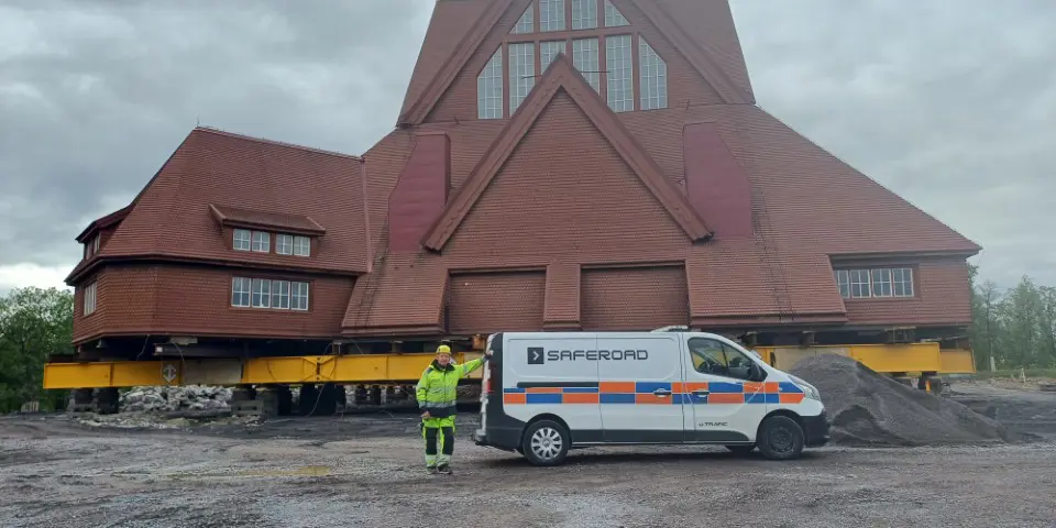 Depåchef Kurt Pudas på Saferoads depå i Kiruna planerar trafiksäkerheten inför flytten av Kiruna kyrka.