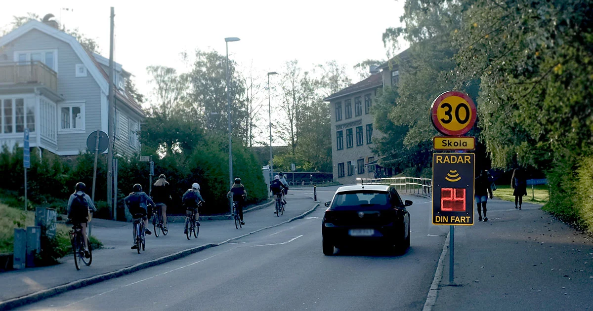 PaceTell hastighetsdisplay är en digital hastighetskylt som med röda ljusstarka siffror visar fordonets hastighet när hastighetsgränsen överskrids. Majoriteten av förarna sänker då farten och risken för olyckor minskar.