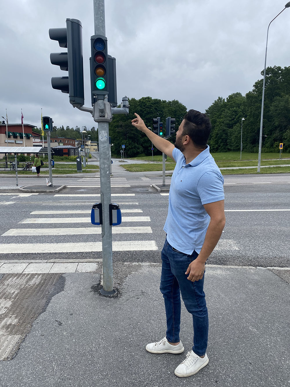 Man pekar på trafiksignal