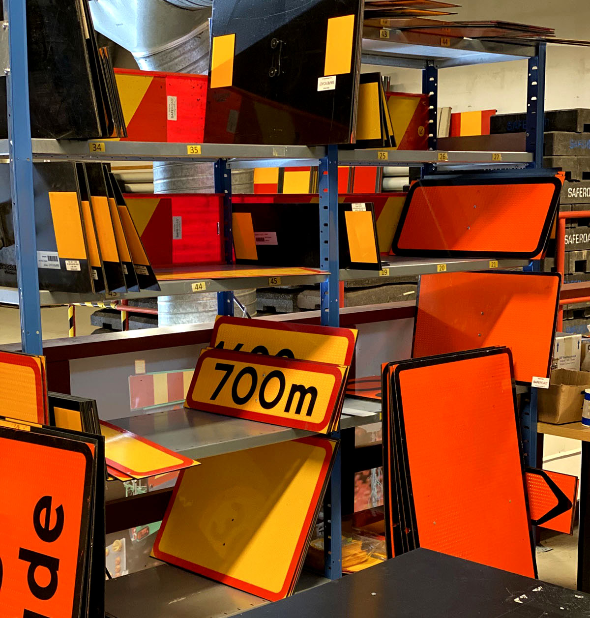 Bild på orangea plastvägmärken