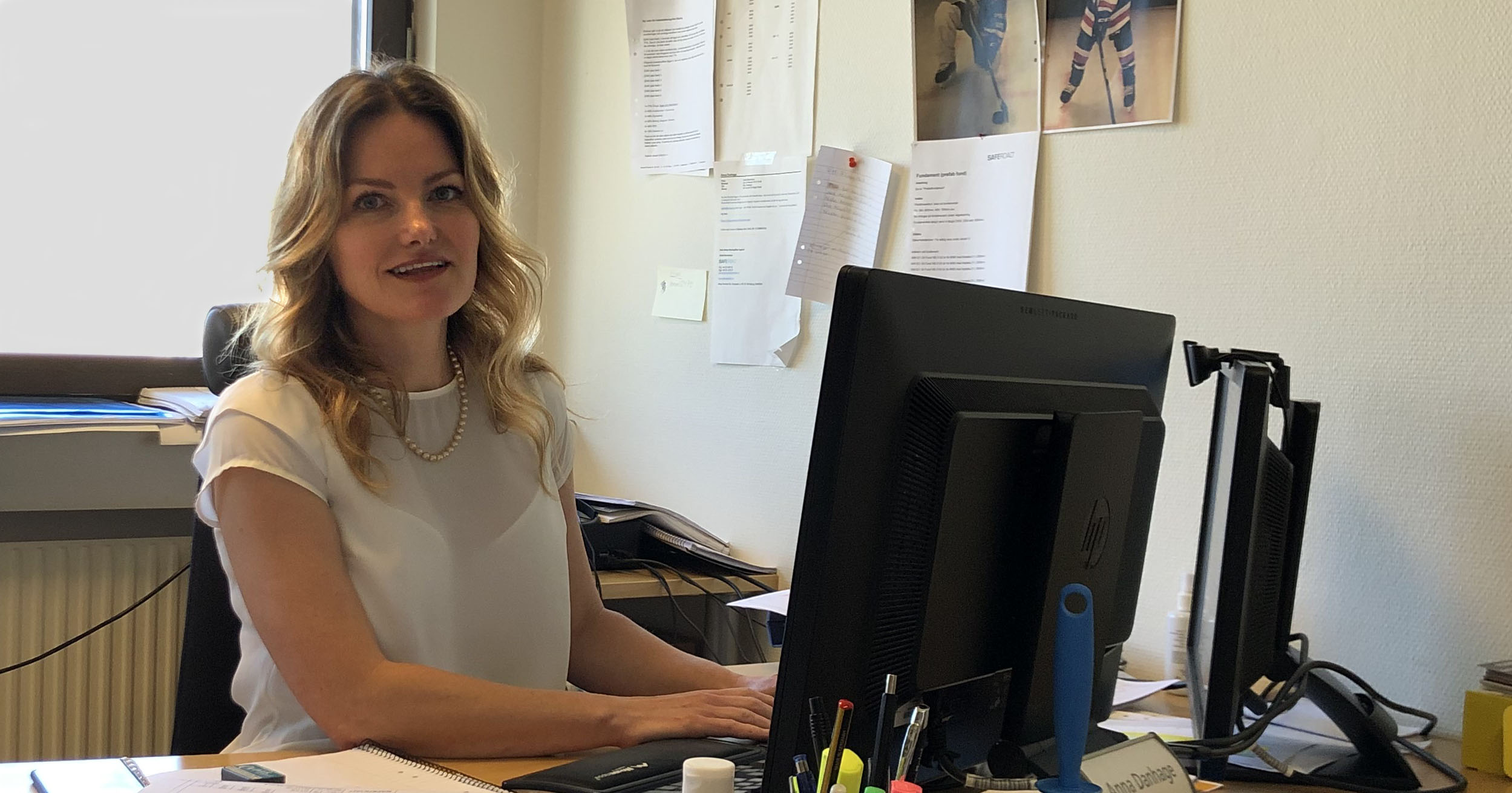 Kvinna framför dator