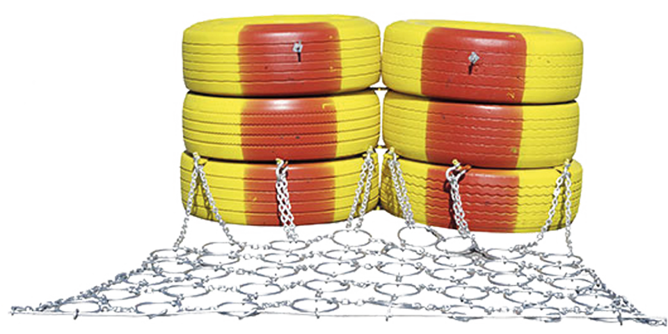 Gul- och rödrandiga bildäck, tre ovanpå varandra och två i bredd med matta framför