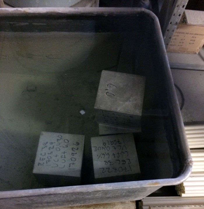 Betongkuber i vattenbad