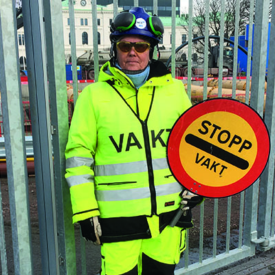 Möt våra vakter som i vått och torrt gör allt för att vägarbetsområdet ska vara så säkert som möjligt för alla!