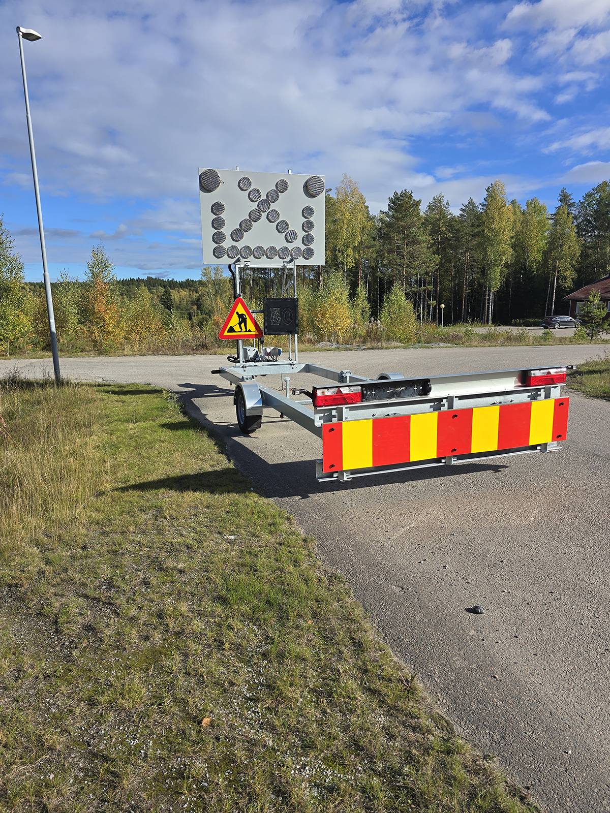 TTMA-200 med ljuspil som dras av en traktor på väg