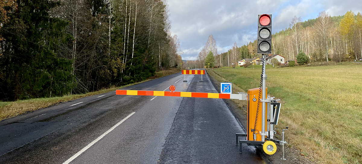 Trafikljus med bom förbättrar arbetsmiljön på vägarbetsplatsen