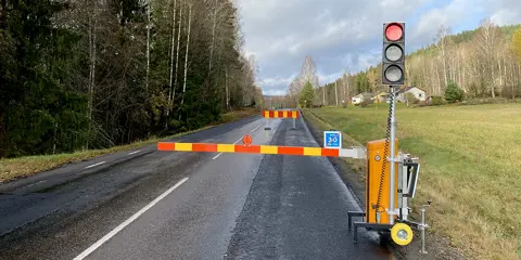 Trafikljus med bom förbättrar arbetsmiljön på vägarbetsplatsen