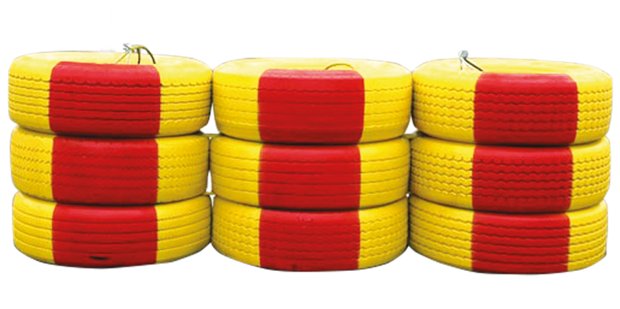 Gul- och rödrandiga bildäck, tre ovanpå varandra och tre i bredd