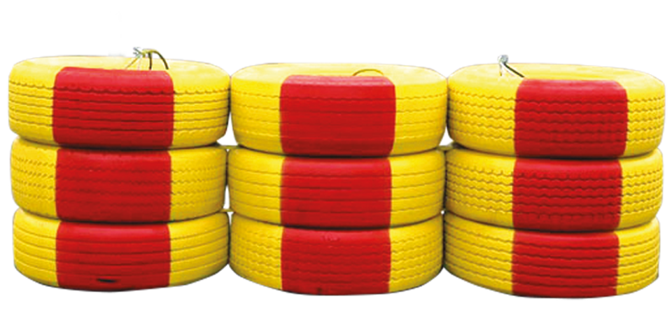 Gul- och rödrandiga bildäck, tre ovanpå varandra och tre i bredd