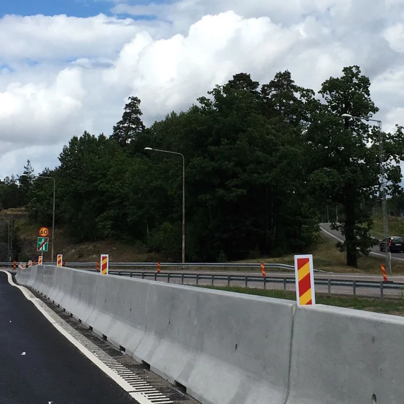 Bild på DELTABLOC 100 som står uppställda för att skydda vägarbetsplats