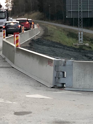 vinklad betongbarriär