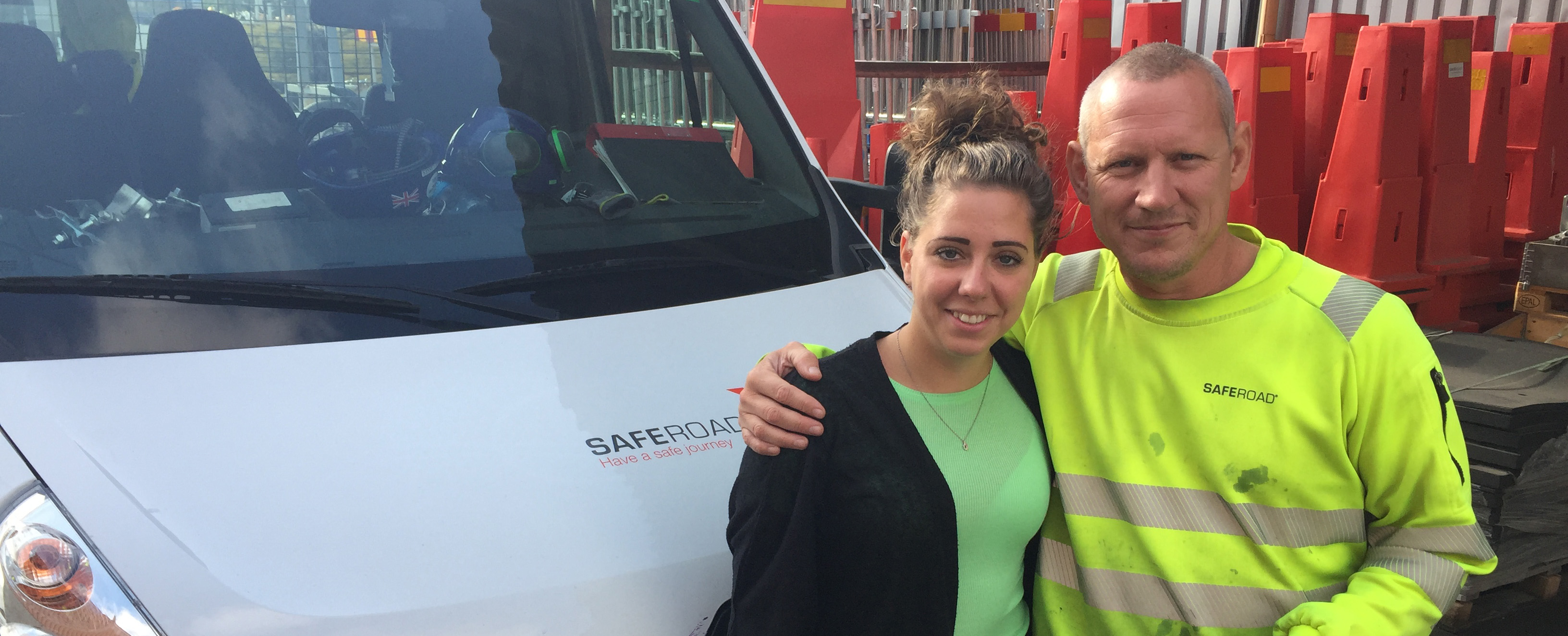 Man och kvinna framför transportbil