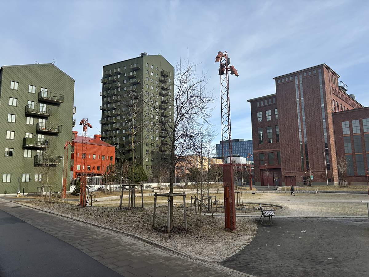 Rostfärgade belysningsmaster i bostadsområde