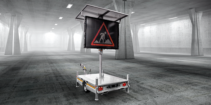 VMS-trailer uppställd i industrilokal