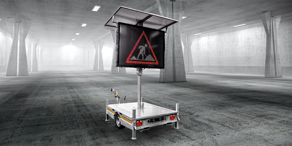 VMS-trailer uppställd i industrilokal