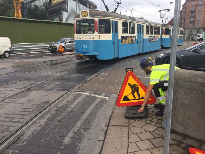 Man justerar en varningsskylt som hamnat snett