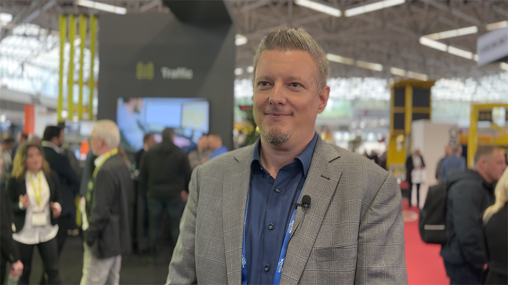 Porträtt av en man på mässa med mycket folk