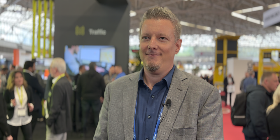 Porträtt av en man på mässa med mycket folk