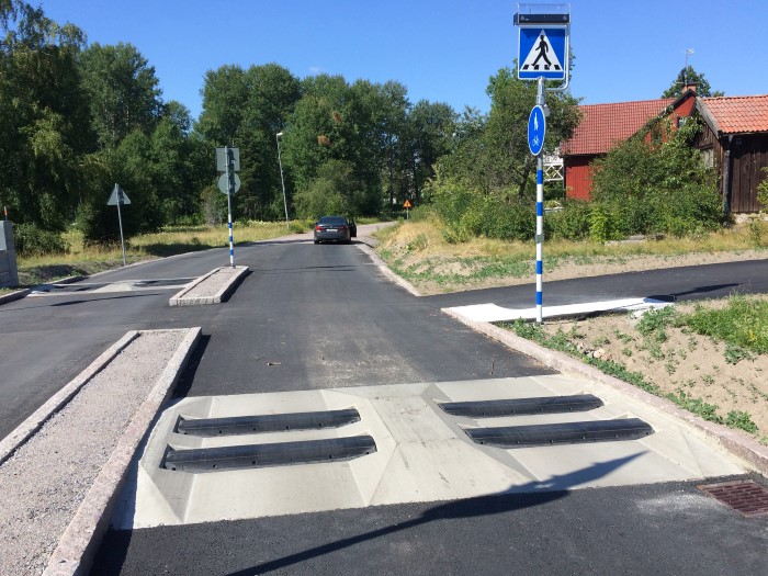 Bilden visar en IFD fartdämpare som är placerad vid en gång- och cykelbanepassage