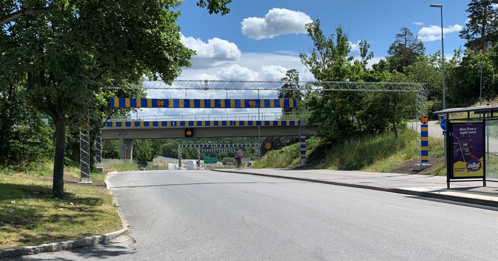 Bild på höjdportal gjord av fackverk före bro