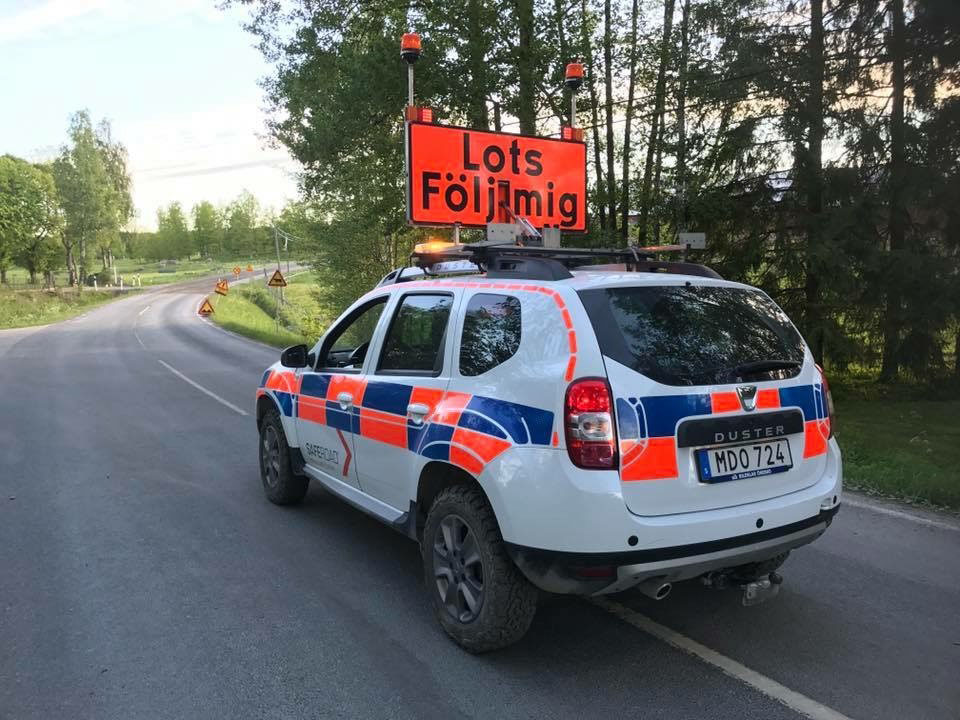Lotsbil med en skylt på taket där det står: Lots följ mig