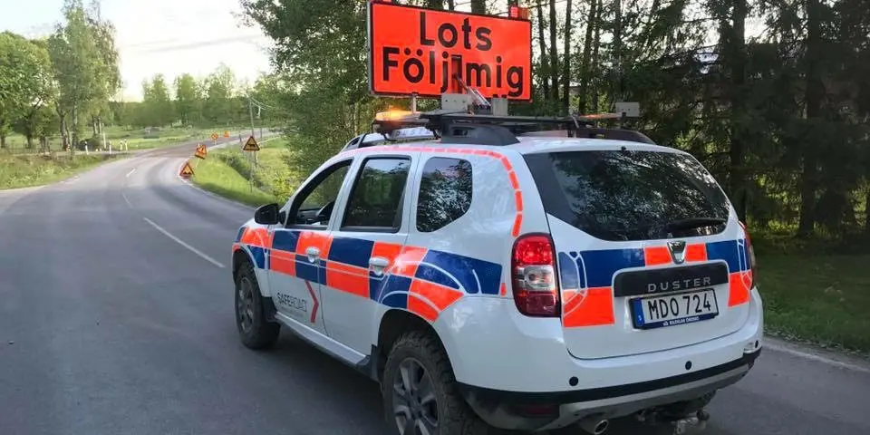 Lotsbil med en skylt på taket där det står: Lots följ mig