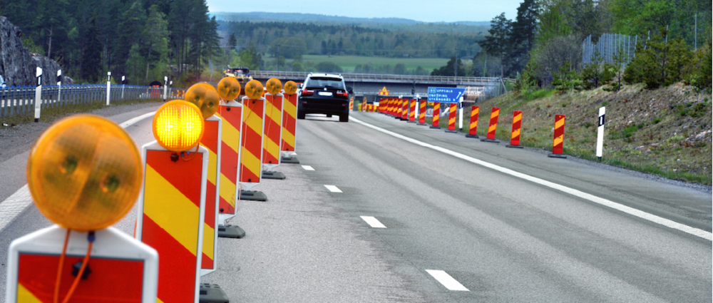 Trafikavstängning med stora X3-skärmar med rinnande ljus samt vanliga sergeanter