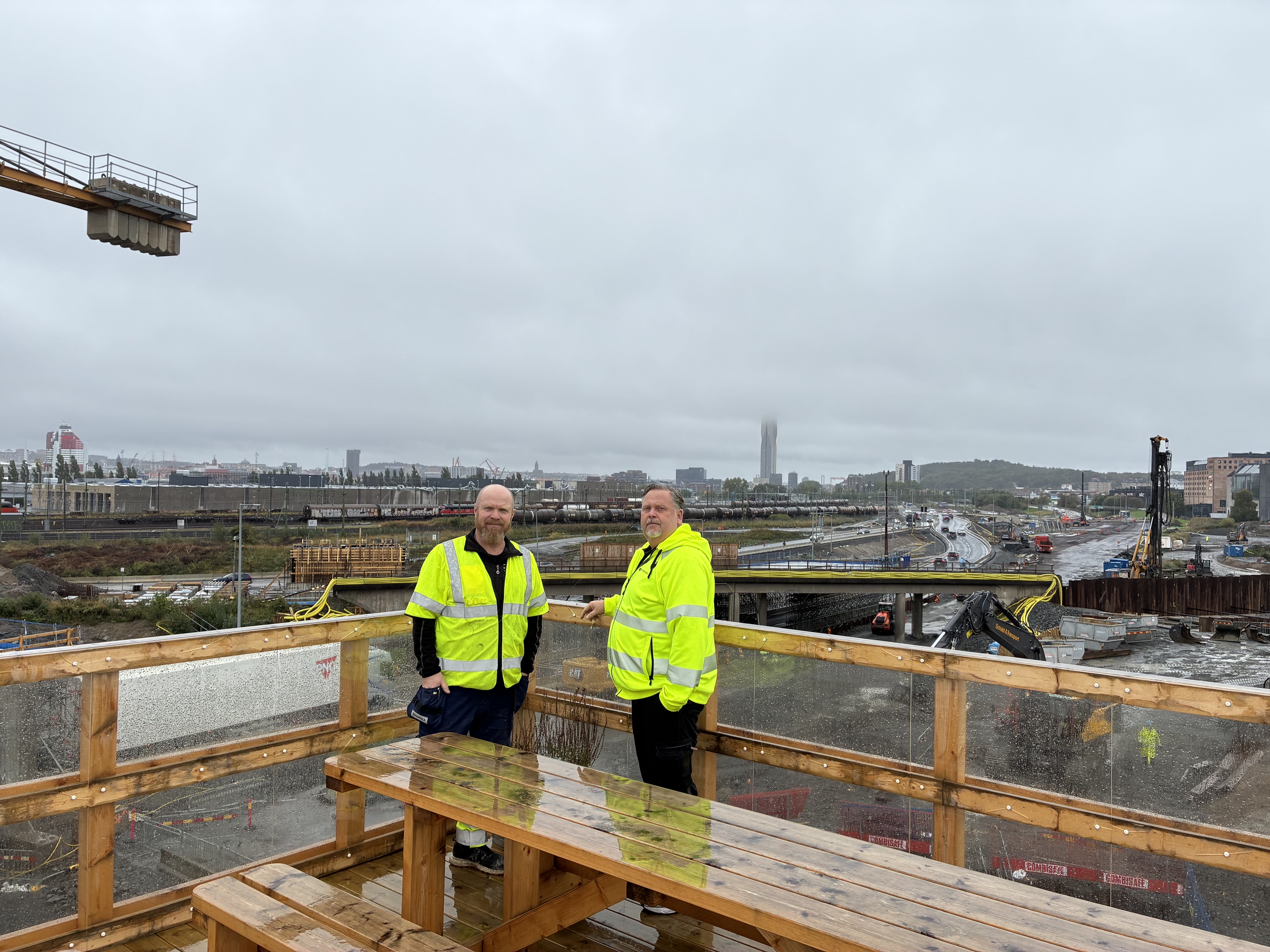 Janne Eriksson från Skanska och Andreas Eriksson, depåchef Saferoad Göteborg  tillsammans vid Lundbyleden